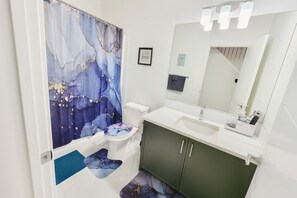 Haartrockner, Handtücher, Seife, Toilettenpapier