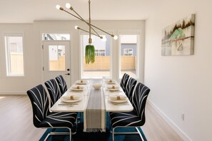 Dining - Luxury 4BR Home | Near Calgary Downtown & Parks (Calgary)