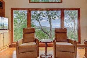 TV, fireplace - Sips with Mountain Views, Fireside Downtime, Swimming, Golf & Trails in Gated Community - Casa Bella (Jasper)