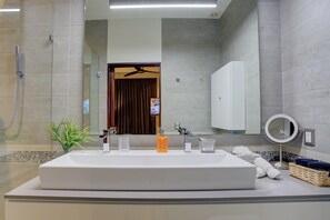 Dusche, Haartrockner, Handtücher