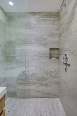 Douche, sèche-cheveux, serviettes fournies
