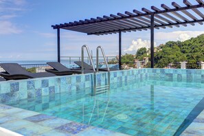 Dip into crystal-clear waters on the rooftop, where refreshing afternoon swims meet the lush tropical scenery of Puerto Vallarta. - Condo Luz Romantic Zone with Rooftop Infinity Pool, Hot Tub (Puerto Vallarta)