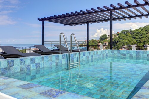 Condo Luz Romantic Zone with Rooftop Infinity Pool, Hot Tub