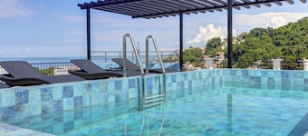 Condo Luz Romantic Zone with Rooftop Infinity Pool, Hot Tub