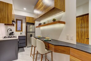 Fridge, microwave, stovetop, dishwasher