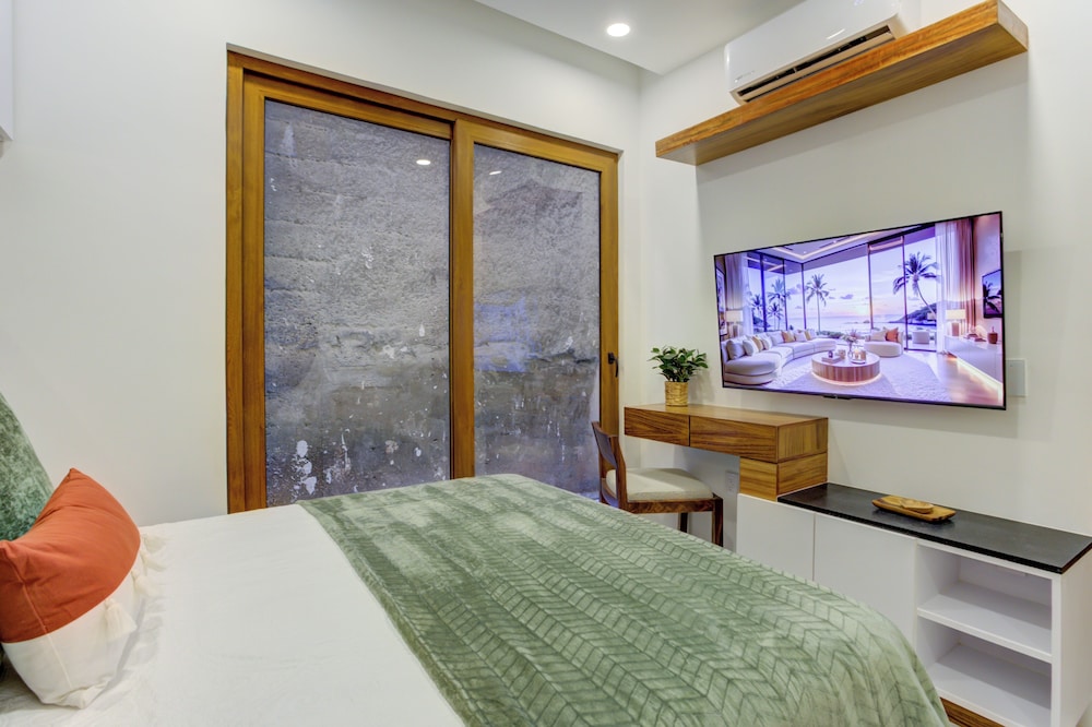 Curated visual reference: Condo Luz Romantic Zone With Rooftop Infinity Pool Hot Tub Photo Inspiration