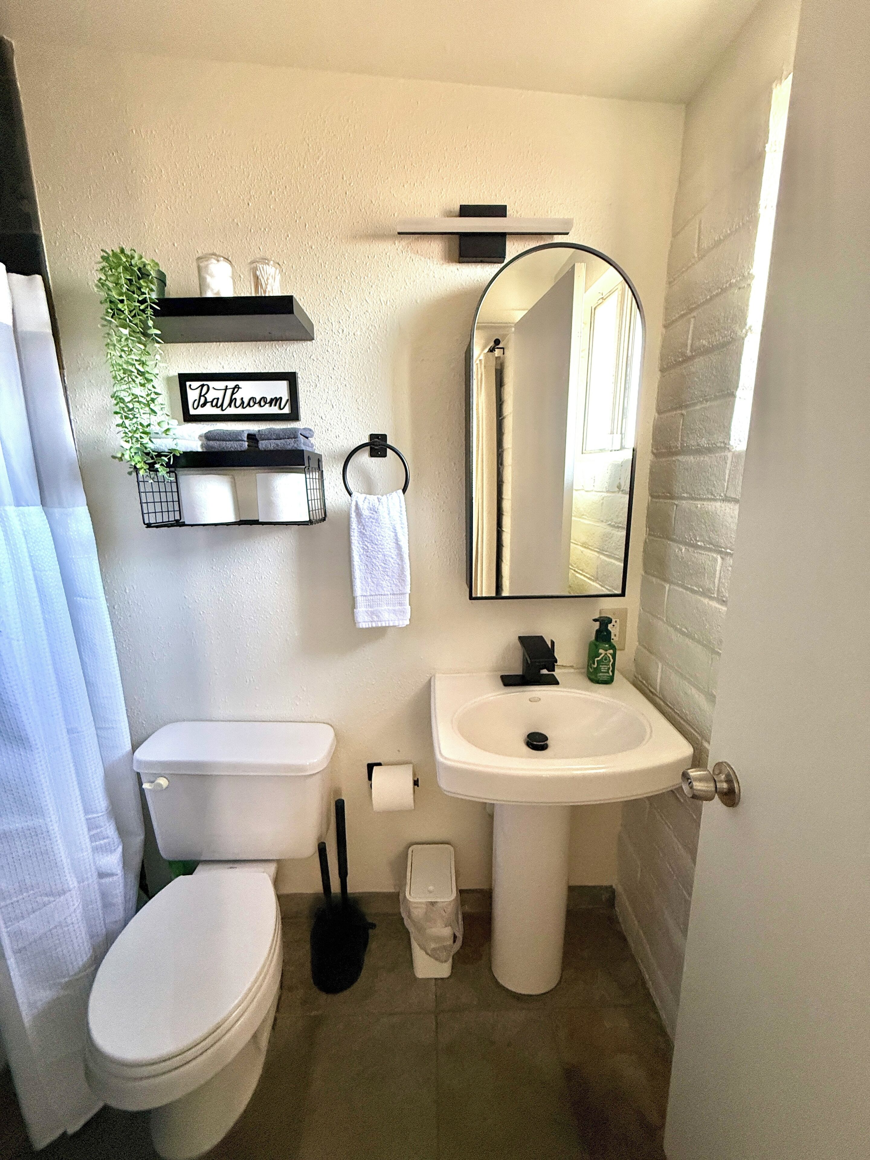 Sèche-cheveux, serviettes fournies, savon, papier toilette