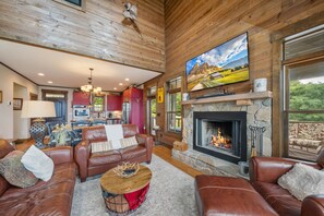 Smart TV, fireplace, books - Mountaintop Lodge with Views (Boone)