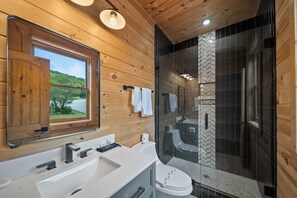 Shower, towels - Ridgetop Views on Beech Mountain (Beech Mountain)