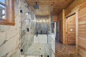 Shower, towels - Ridgetop Views on Beech Mountain (Beech Mountain)