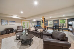 Televisión, chimenea, futbolito y tenis de mesa 