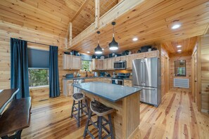Fridge, microwave, oven, stovetop - Upscale Lodge on Beech Mountain (Beech Mountain)