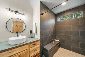 Een douche, handdoeken