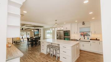 Microondas, horno, placa de cocina, lavavajillas