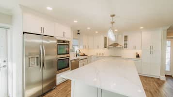 Micro-ondes, four, plaque de cuisson, lave-vaisselle