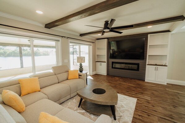 Smart TV, fireplace