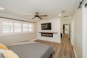 3 bedrooms, iron/ironing board, WiFi, bed sheets