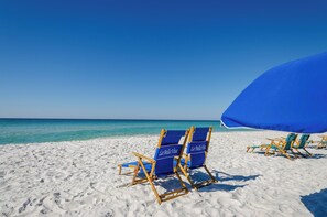 On the beach - Modern Gulf Front Condo, Pool, 2 Hot Tubs, Platinum Beach Service, Endless Views (Navarre)