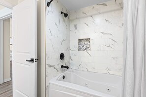 Baignoire à remous, séchoir à cheveux, serviettes fournies