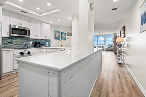 Réfrigérateur, four à micro-ondes, un four, surface de cuisson