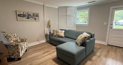 Located near UGA, Normaltown, & Downtown Athens. Charming 2-bed cottage w/ AC.