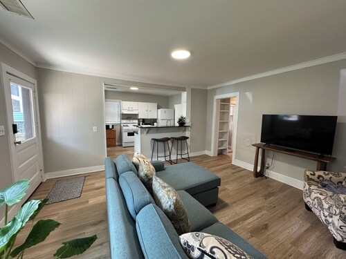 Located near UGA, Normaltown, & Downtown Athens. Charming 2-bed cottage w/ AC.