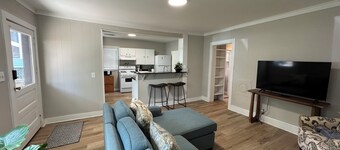 Located near UGA, Normaltown, & Downtown Athens. Charming 2-bed cottage w/ AC.