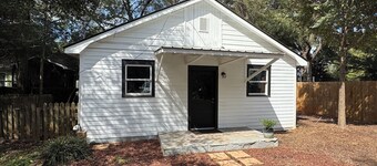 Located near UGA, Normaltown, & Downtown Athens. Charming 2-bed cottage w/ AC.
