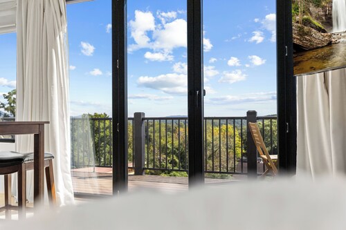 Penthouse West: Mountain Views