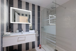 Shower, hair dryer, towels