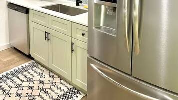 Four à micro-ondes, un four, surface de cuisson, lave-vaisselle