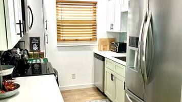 Microonde, forno, piano cottura, lavastoviglie