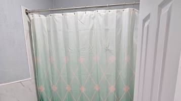 Doccia, asciugacapelli, asciugamani, sapone