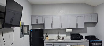 Queen's Court 1-bedroom apartment with fully equipped kitchen- Unit 1 B