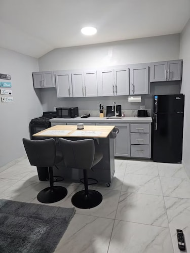 Queen's Court 1-bedroom apartment with fully equipped kitchen