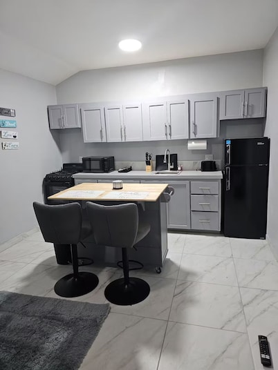 Queen's Court 1-bedroom apartment with fully equipped kitchen