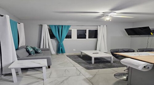 Queen's Court 1-bedroom apartment with fully equipped kitchen - Unit 3