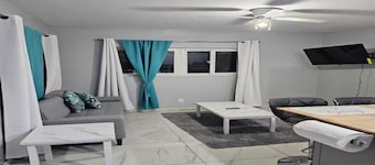 Queen's Court 1-bedroom apartment with fully equipped kitchen - Unit 3