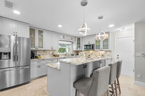 Frigorífico, microondas, horno y placa de cocina