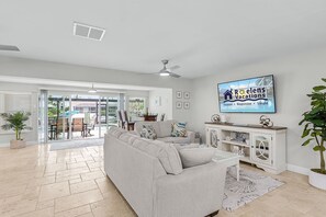 Una Smart TV, un futbolín