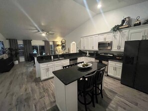 Microwave, oven, stovetop, dishwasher - Spacious 4BR/2BA Home in Spring Hill – Family-Friendly, Near Beaches & Springs (Spring Hill)