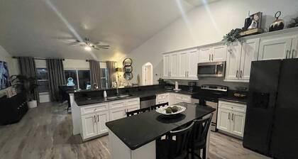 Spacious 4BR/2BA Home in Spring Hill – Family-Friendly, Near Beaches & Springs