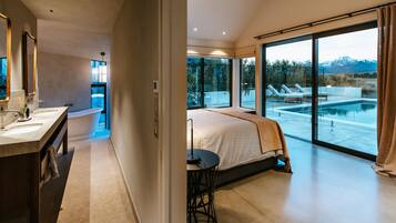Luxury House, Mountain View | Desk, laptop workspace, iron/ironing board, free WiFi
