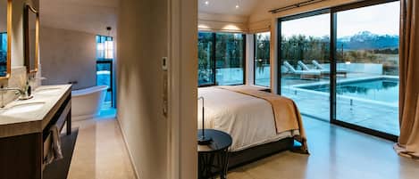 Luxury House, Mountain View | Desk, laptop workspace, iron/ironing board, free WiFi