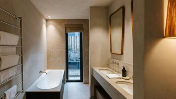 Nhà Cao cấp, quang cảnh núi | Phòng tắm | Bồn tắm và buồng tắm vòi sen riêng, máy sấy tóc, khăn tắm, xà phòng