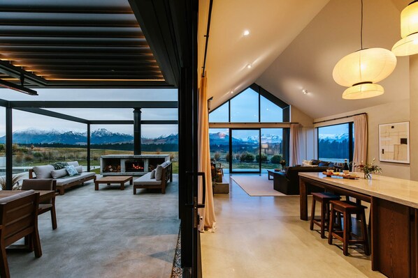 Luxury House, Mountain View | Living area - Riverslea - Pool - Sleeps 10 (Wānaka)