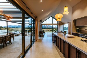 Refrigerador con freezer, microondas, horno, placa de cocina