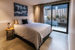 Luxury House, Mountain View | Desk, laptop workspace, iron/ironing board, free WiFi - Riverslea - Pool - Sleeps 10 (Wānaka)