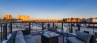 Luxe Houseboat Steps From The Beach