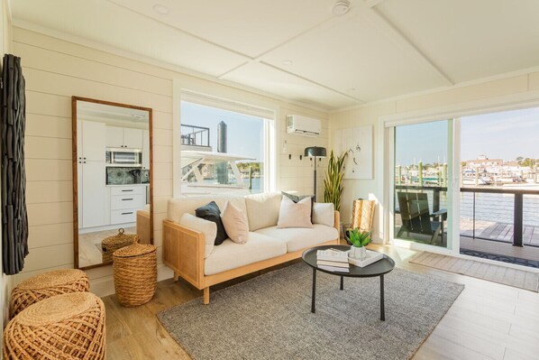 Télévision, livres, chaîne hi-fi